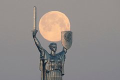 Подробнее о статье В Киеве на монументе «Родина-мать» началась установка трезубца вместо герба СССР