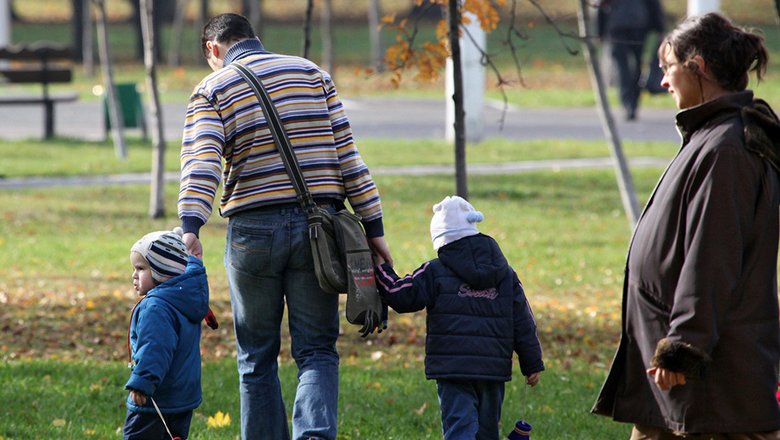 Подробнее о статье Большинство россиян уверены, что бабушки и дедушки должны помогать с внуками — ВФокусе Mail.ru